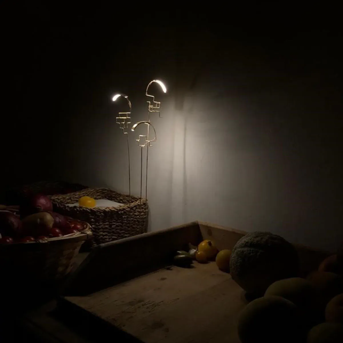 Boucle Akku Tischleuchte in Messing – elegantes Design aus dem Hause DCW Editions ideal am Schreibtisch