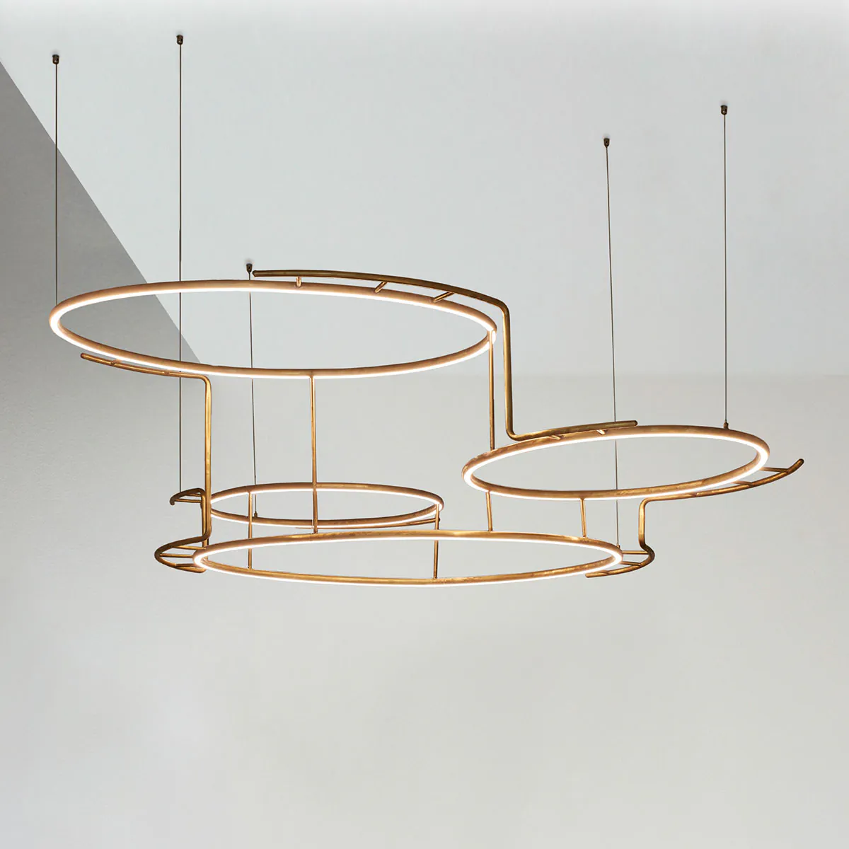 Broche Pendelleuchte M, L: 130 cm, B: 133 cm in Messing – elegantes Design aus dem Hause DCW Editions passt perfekt ins Wohnzimmer