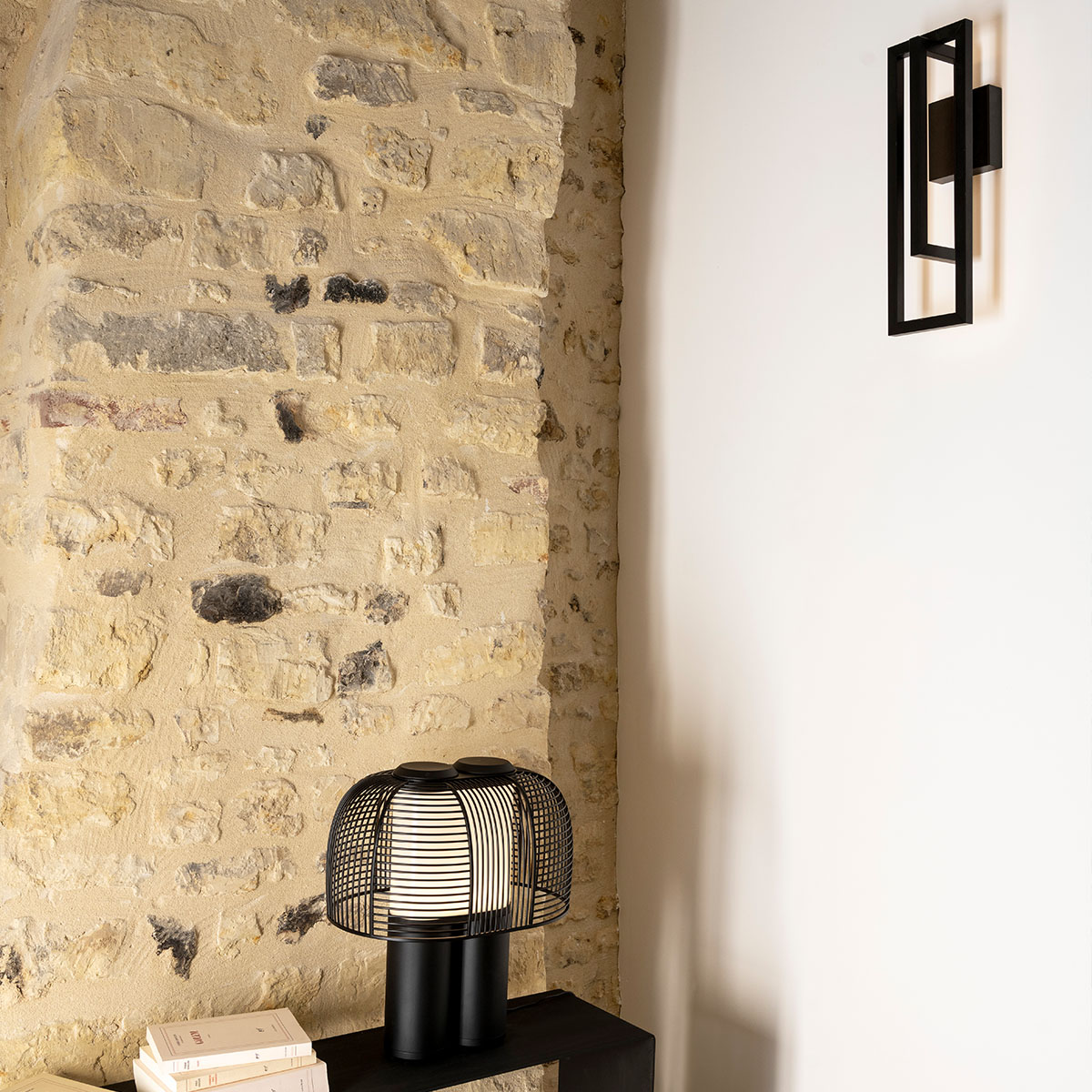 Borely Wandleuchte, B: 16 cm, H: 48 cm Schwarz – hochwertige Designerleuchte aus dem Hause DCW Editions geeignet für den Eingangsbereich