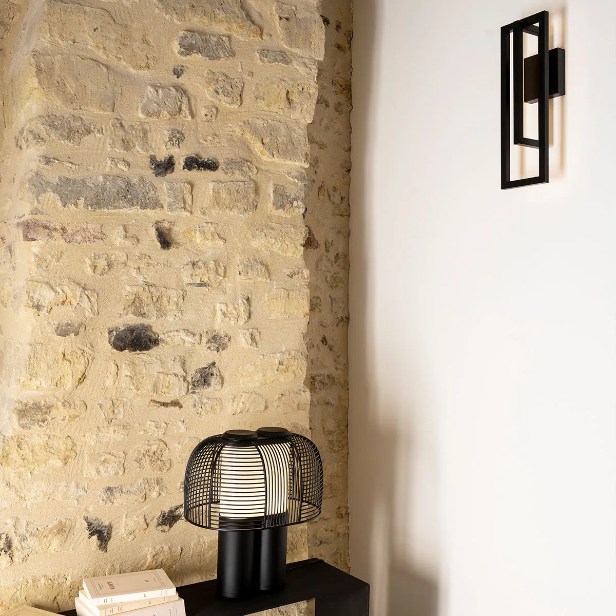 Borely Wandleuchte, B: 16 cm, H: 48 cm Schwarz – hochwertige Designerleuchte aus dem Hause DCW Editions geeignet für den Eingangsbereich