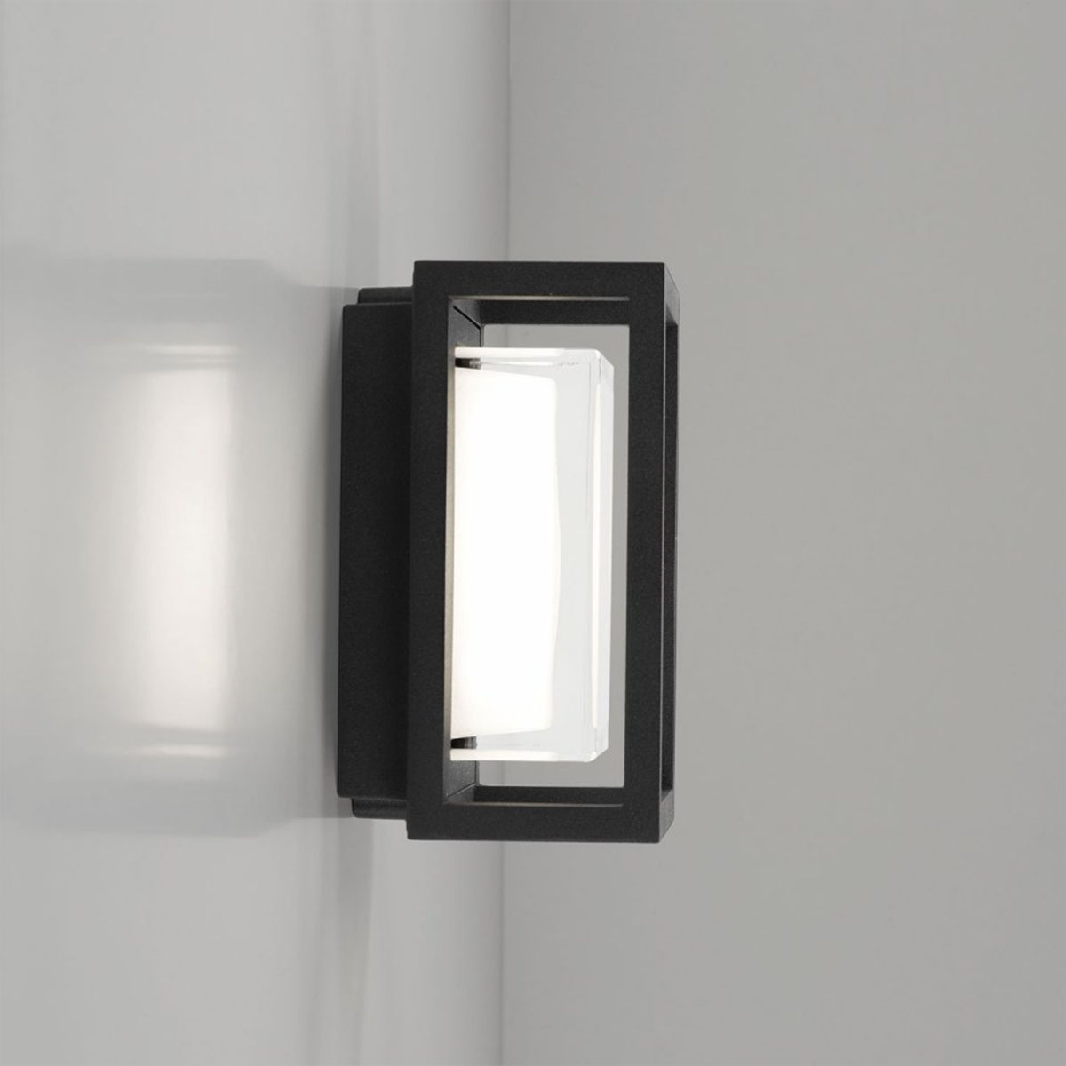DeltaLight MONTUR MINI M LED HW Wandleuchte, B: 11,2 cm, Extra-Warmweiß 2700K cm Schwarz Modern & neutral – Detailansicht aus Schwarz, minimalistisch für Badezimmer