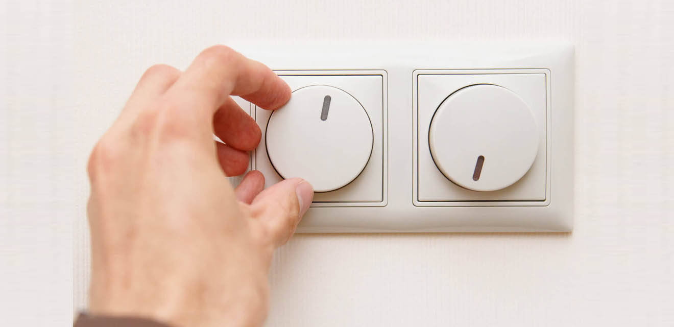 Hand die einen Drehdimmer dreht