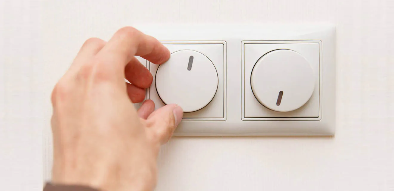 Hand die einen Drehdimmer dreht