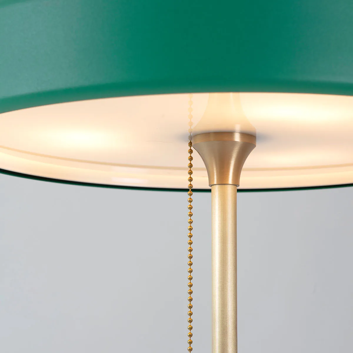 Perfekt für Wohnzimmer oder Leseecke: Bert Frank Revolve Stem Standlampe, H: 130 cm, Grün, Messing poliert aus poliertes Messing und metallische Oberfläche und Polycarbonat – blendfreies Licht