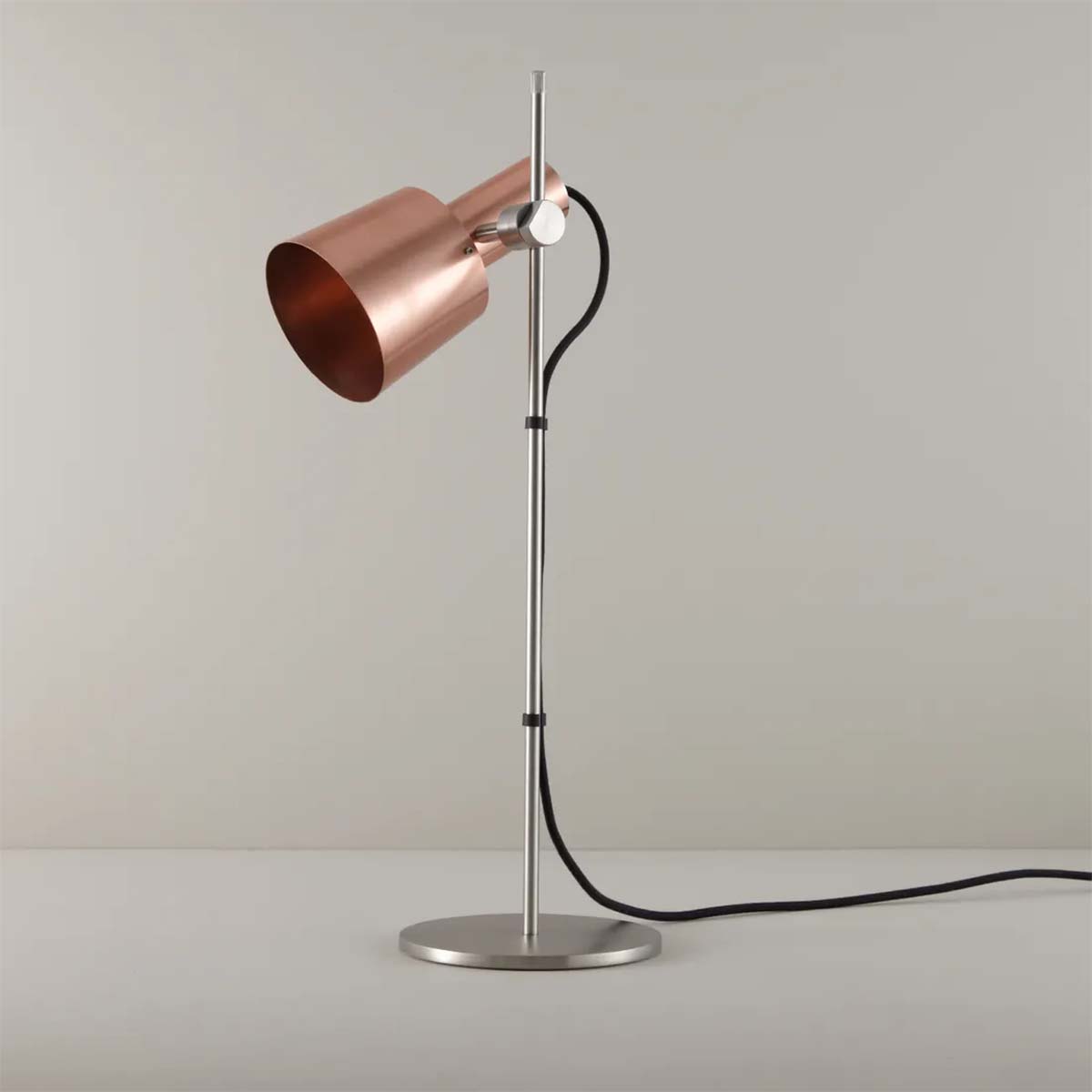 Chester Tischleuchte, H: 57 cm, Satiniertes Kupfer