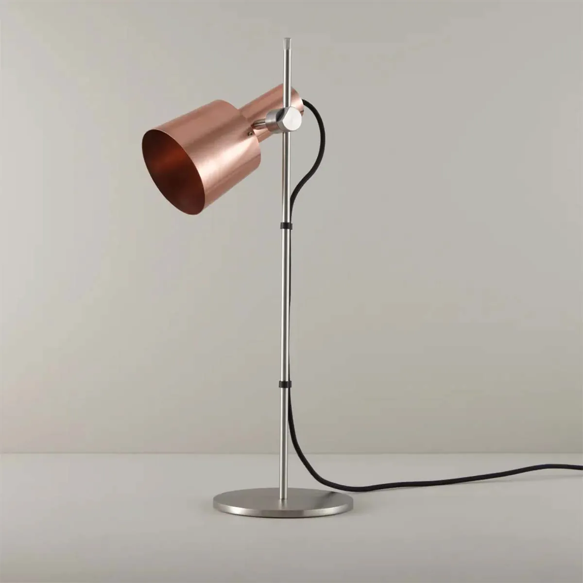 Chester Tischleuchte, H: 57 cm, Satiniertes Kupfer Chester Tischleuchte, H: 57 cm, Satiniertes Kupfer