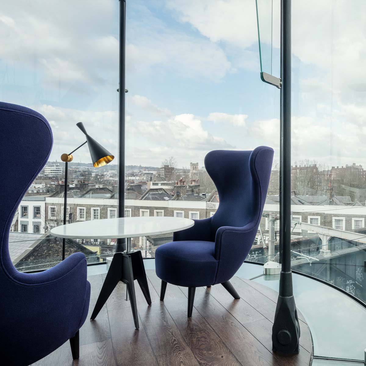 Tom Dixon Unbeaten LED Stehleuchte, H: 157 cm, Aluminium