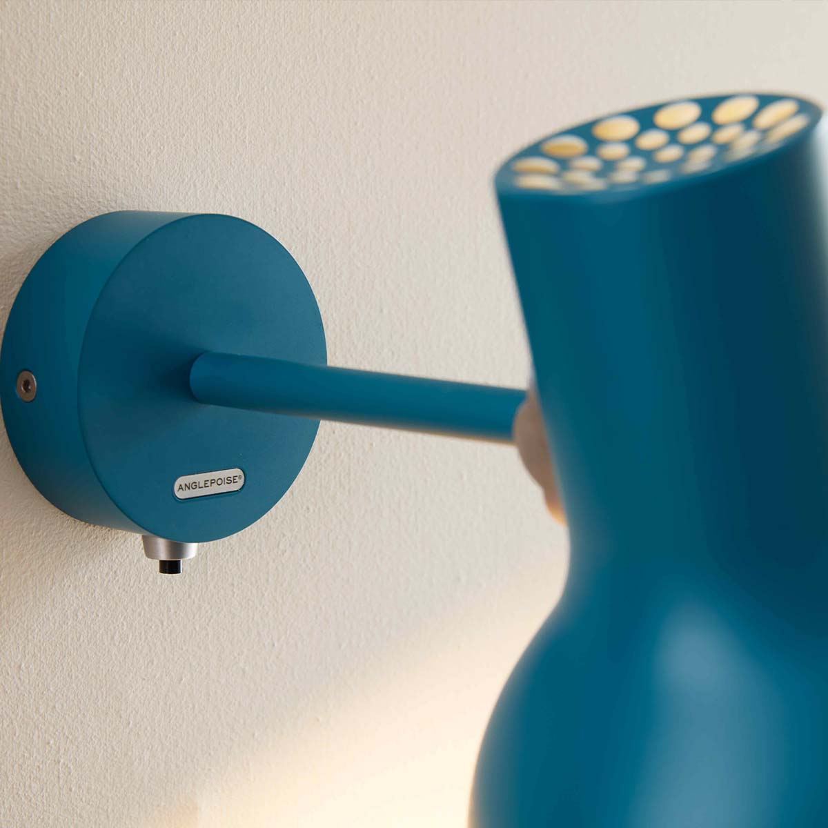 Anglepoise Type 75 Mini Wandleuchte Margaret Howell Edition im Wohnambiente: türkisblaue Design-Wandleuchte in Nahaufnahme mit matter Oberfläche und minimalistischer Formgebung. Anglepoise Type 75 Mini Wandleuchte Margaret Howell Edition im Wohnambiente: türkisblaue Design-Wandleuchte in Nahaufnahme mit matter Oberfläche und minimalistischer Formgebung.