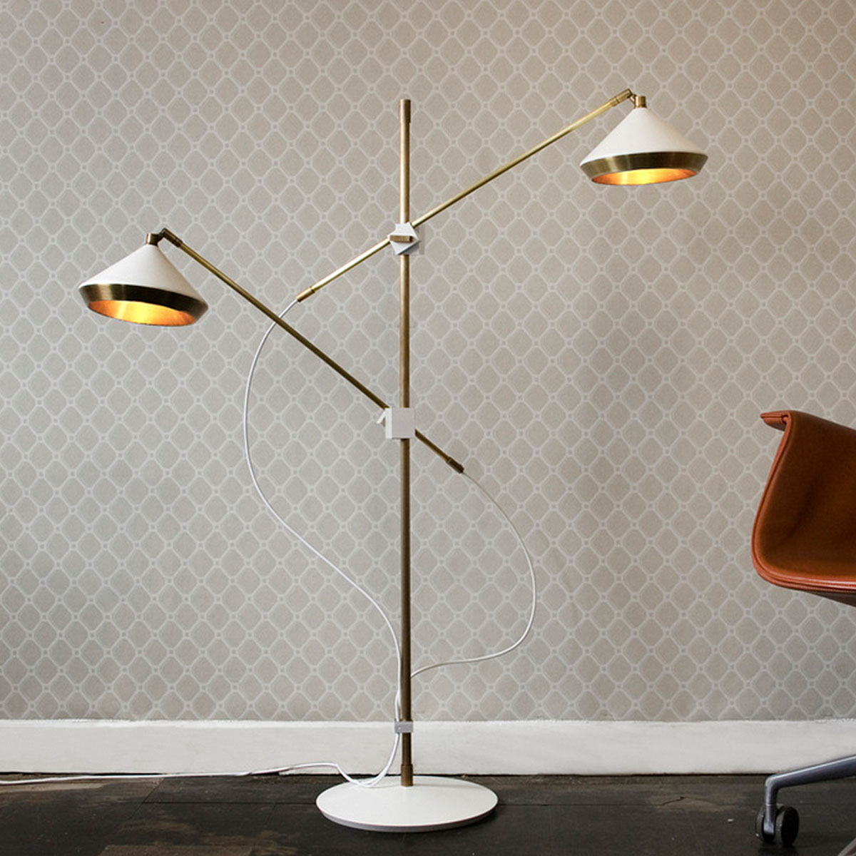 Perfekt für Wohnzimmer oder Leseecke: Bert Frank Shear Stehleuchte, H:120 cm, 2-flammig, Schwarz aus poliertes Messing und Aluminium – fokussiertes Licht Luxusleuchten aus Großbritannien: Bert Frank Shear Standlampe, H:120 cm, 2-flammig, Weiß, Messing und metallische Oberfläche, britische Luxusleuchte, gerichtete Beleuchtung, Shear-Serie mit geometrischem Luxusdesign
