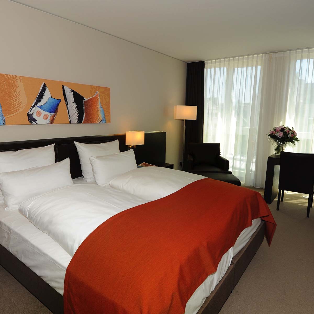 Moderne Stehleuchte im Schlafzimmer in der Ecke stehend Moderne Stehleuchte im Schlafzimmer in der Ecke stehend