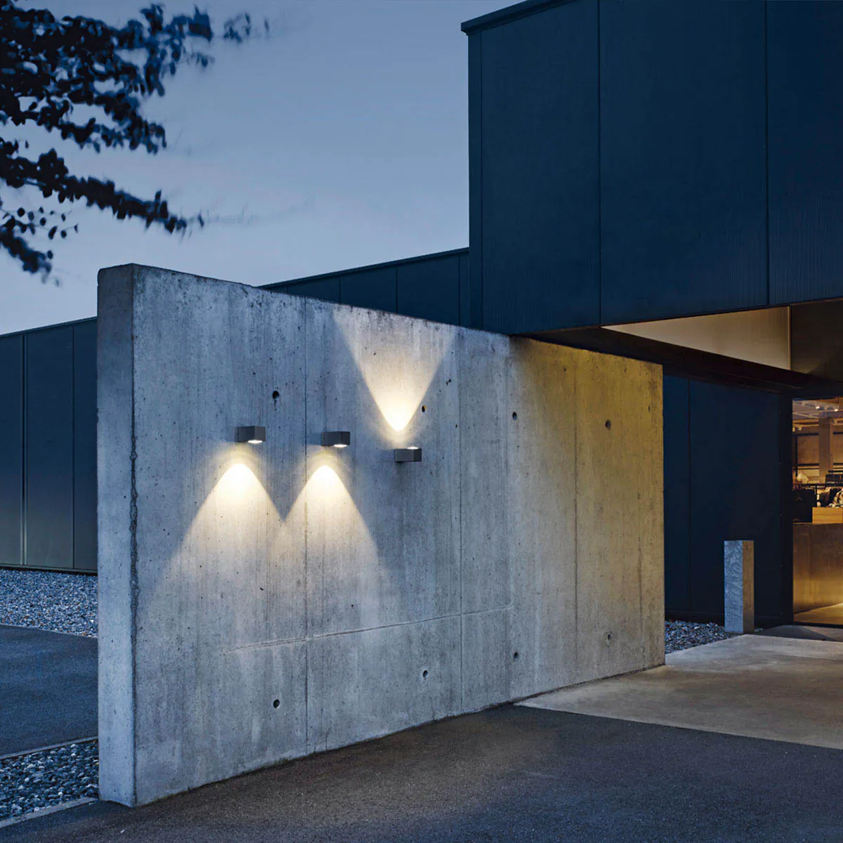 IP44-como-außen-wandleuchte-mood-2: Rechteckige Wandleuchte für außen an der Wand befestigt – langlebig für Fassade