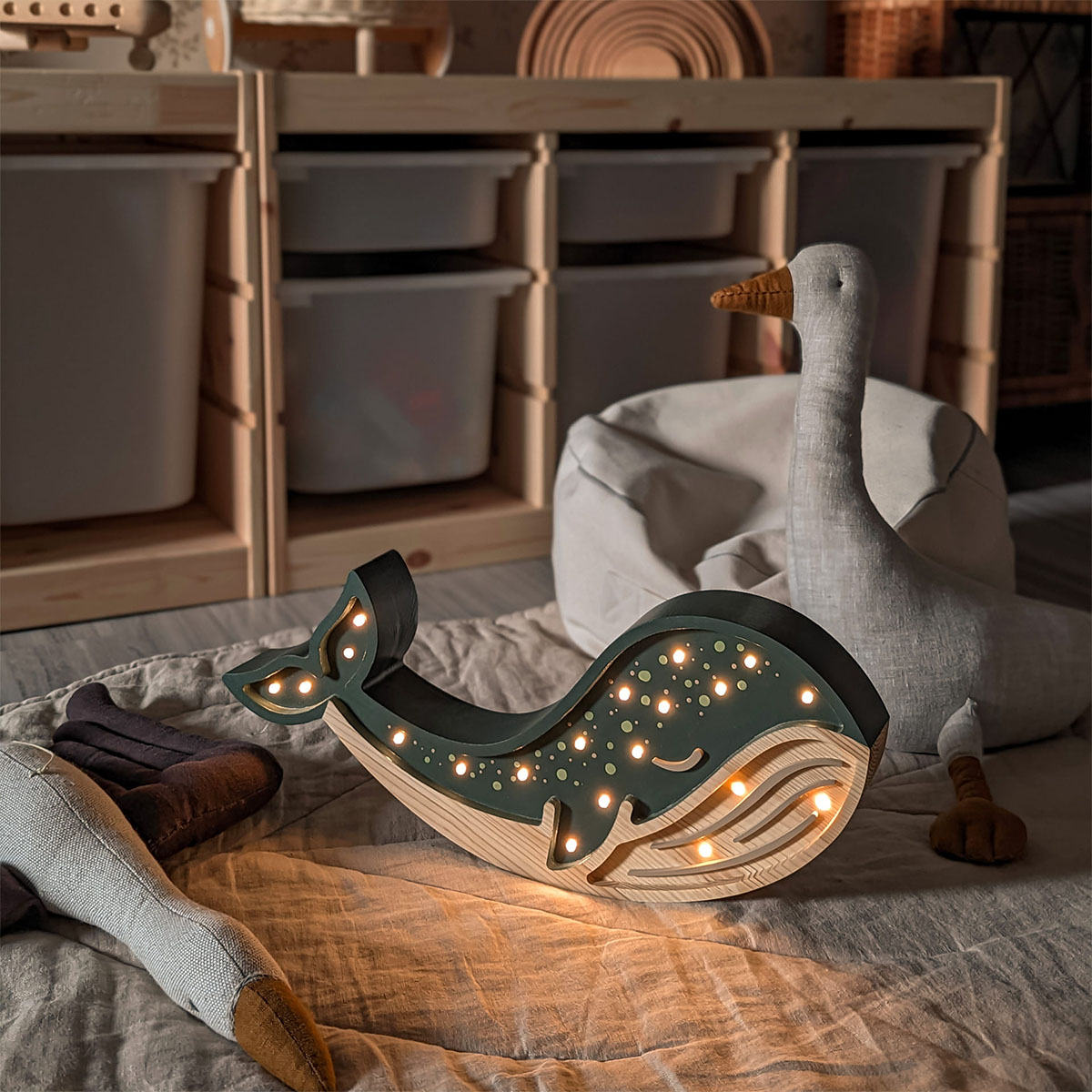 LED Kinderleuchte Wal aus Holz, grün, handgemacht