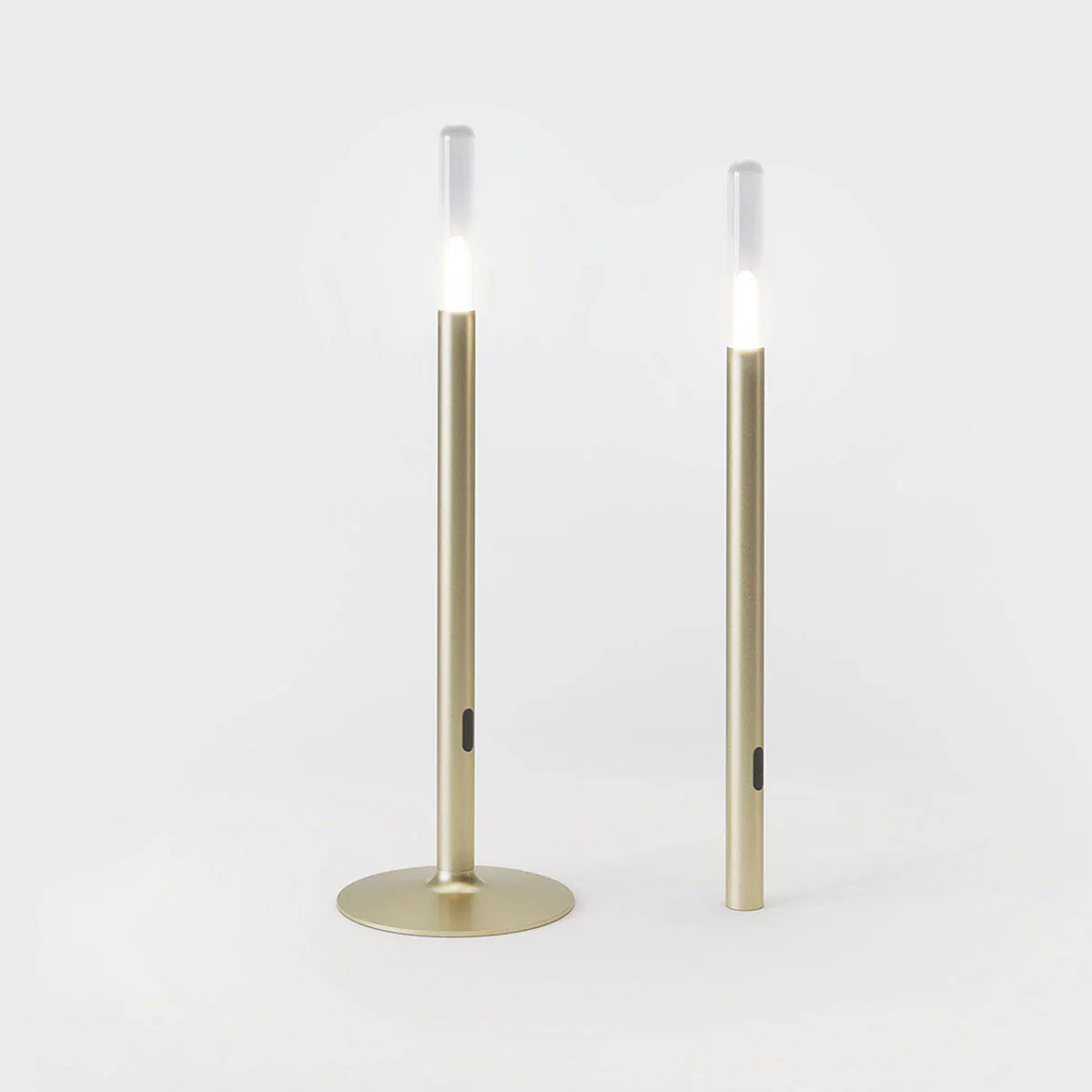 Stabförmige kleine Akku Tischleuchte in der Farbe gold