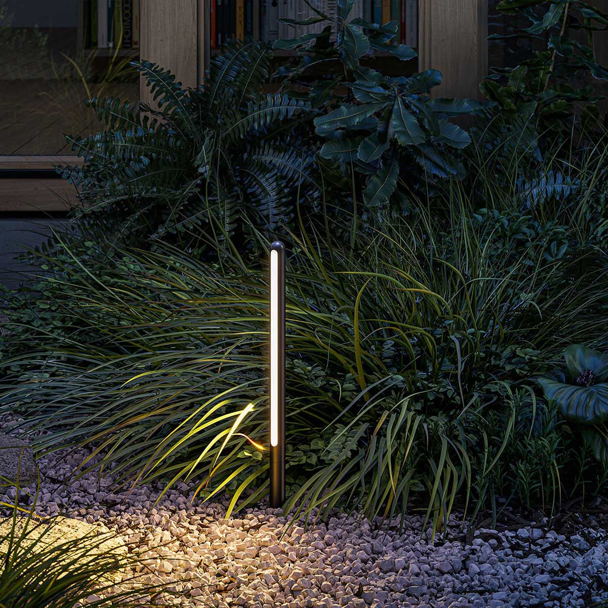 Längliche stabförmige außen Erdspießleuchte schwarz im Beet im Garten