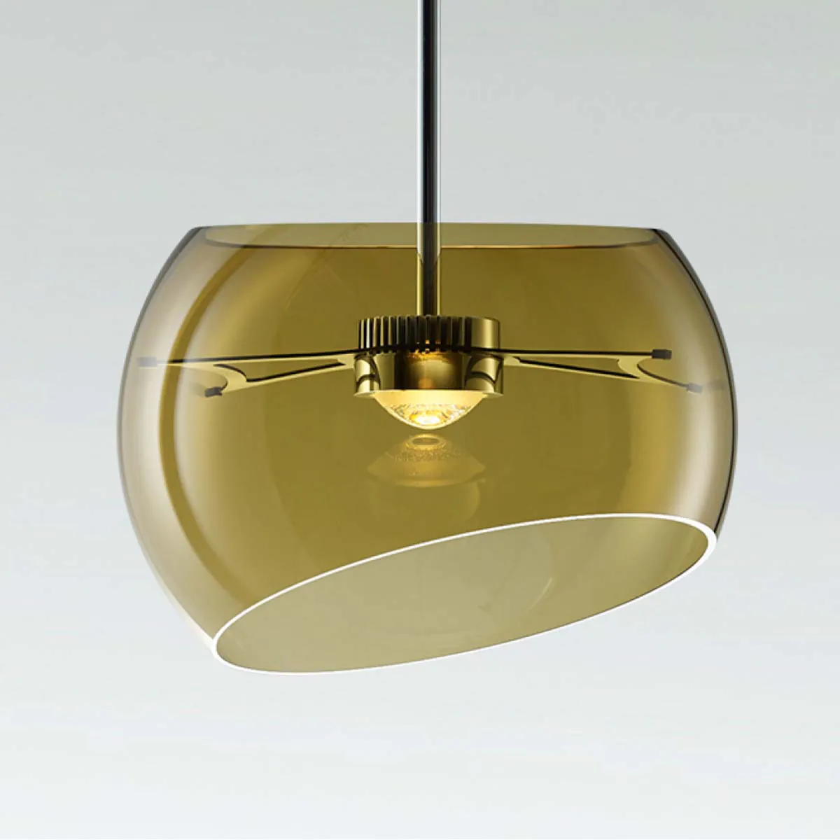 Halbkugelförmige Pendelleuchte in der Farbe brillantgelb