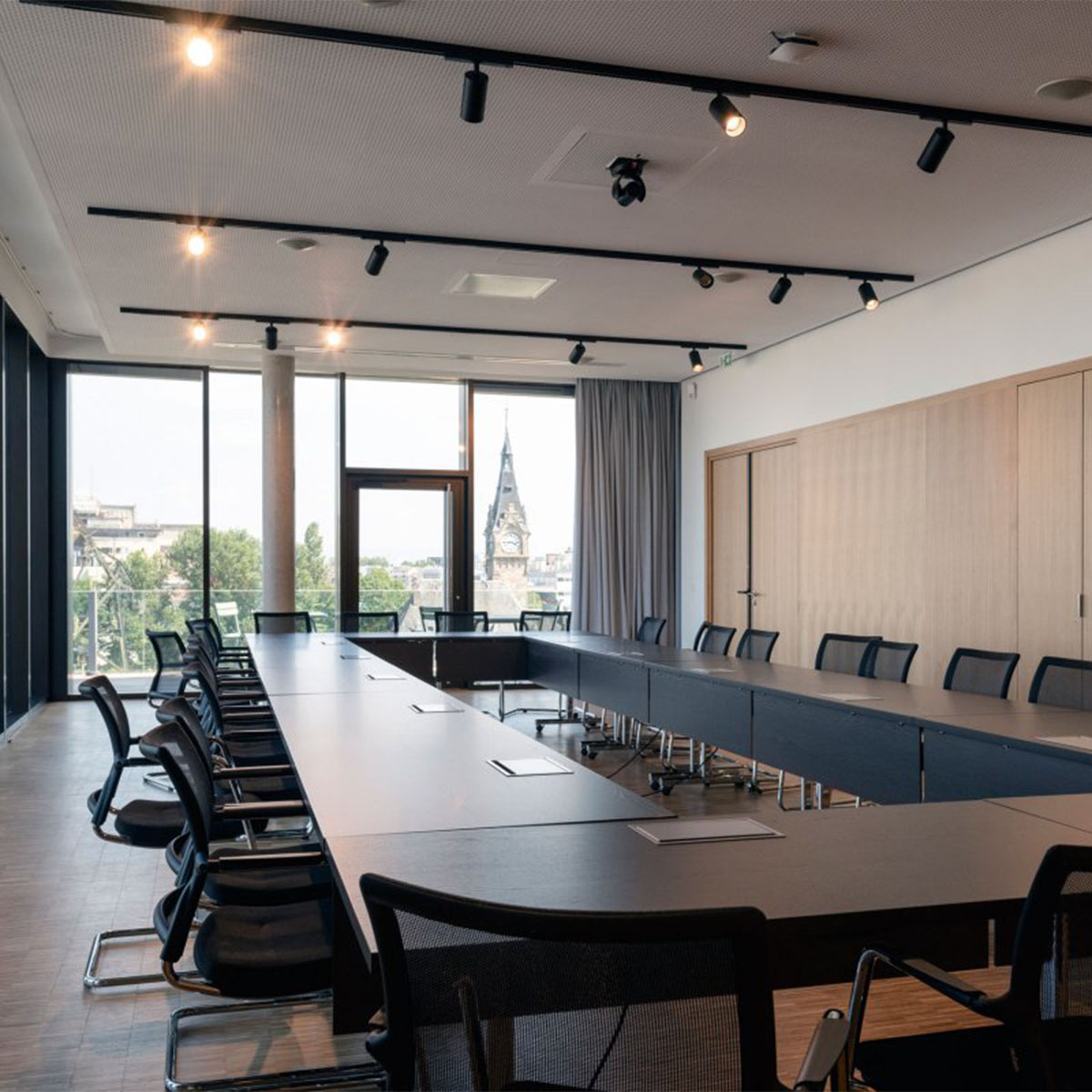 SPY 66 92718 ADM Schienenstrahler, Ø: 6,6 cm, Schwarz, Extra-Warmweiß 2700K, 18° SPY 66 93045 ADM DIM5 Schienenstrahler, DALI dimmbar, Ø: 6,6 cm, Weiß, Warmweiß 3000K, 45°