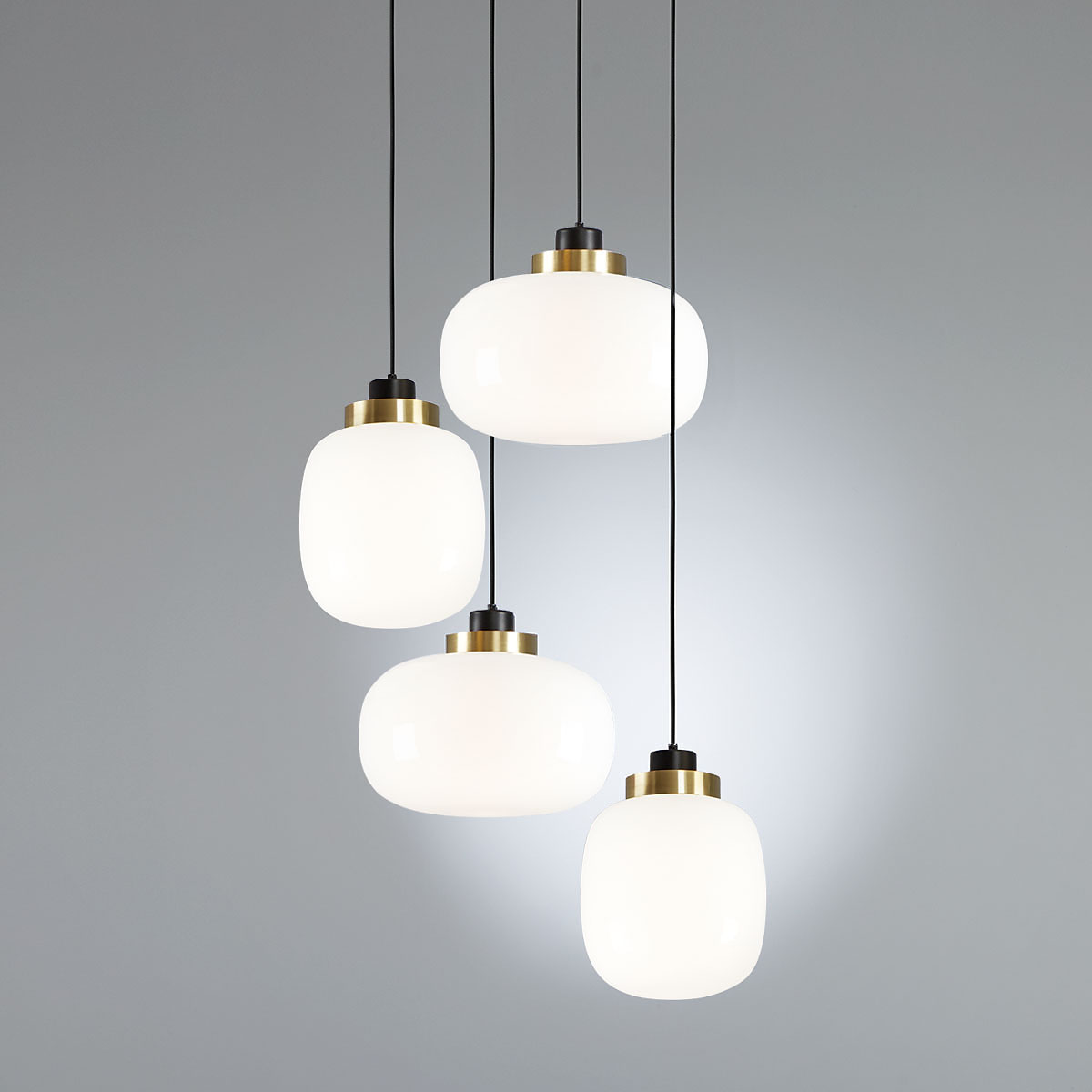 TOOY Legier 557.14 Pendelleuchte 4-flammig, Schwarz & Messing, Opalglas – diffuses, blendfreies Licht
