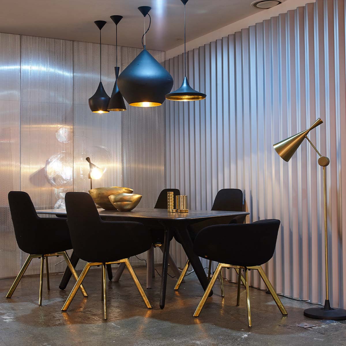 Tom Dixon Beat Fat LED Pendelleuchte, Messing, Ø: 24 cm, H: 30 cm Tom Dixon Beat Flat LED Pendelleuchte, Schwarz, Ø: 60 cm, H: 20 cm