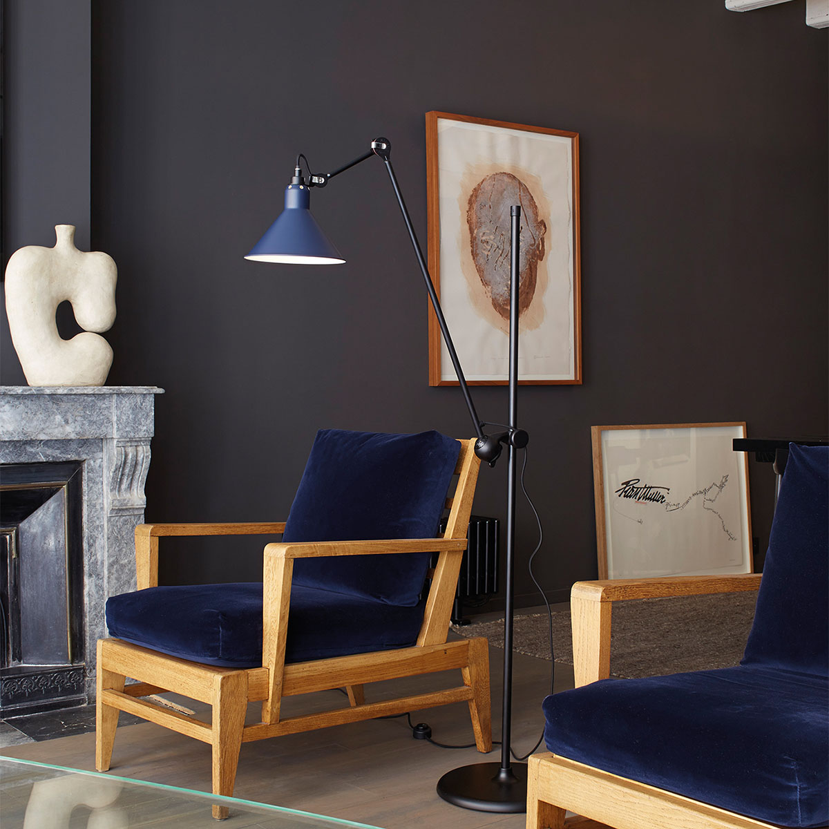 DCW Editions Lampe Gras N° 215 Stehleuchte, H: 135 cm Schwarz, Schirm Messing Konisch Schwarz Modern – Detailansicht aus Schwarz, dimmbar für Wohnzimmer