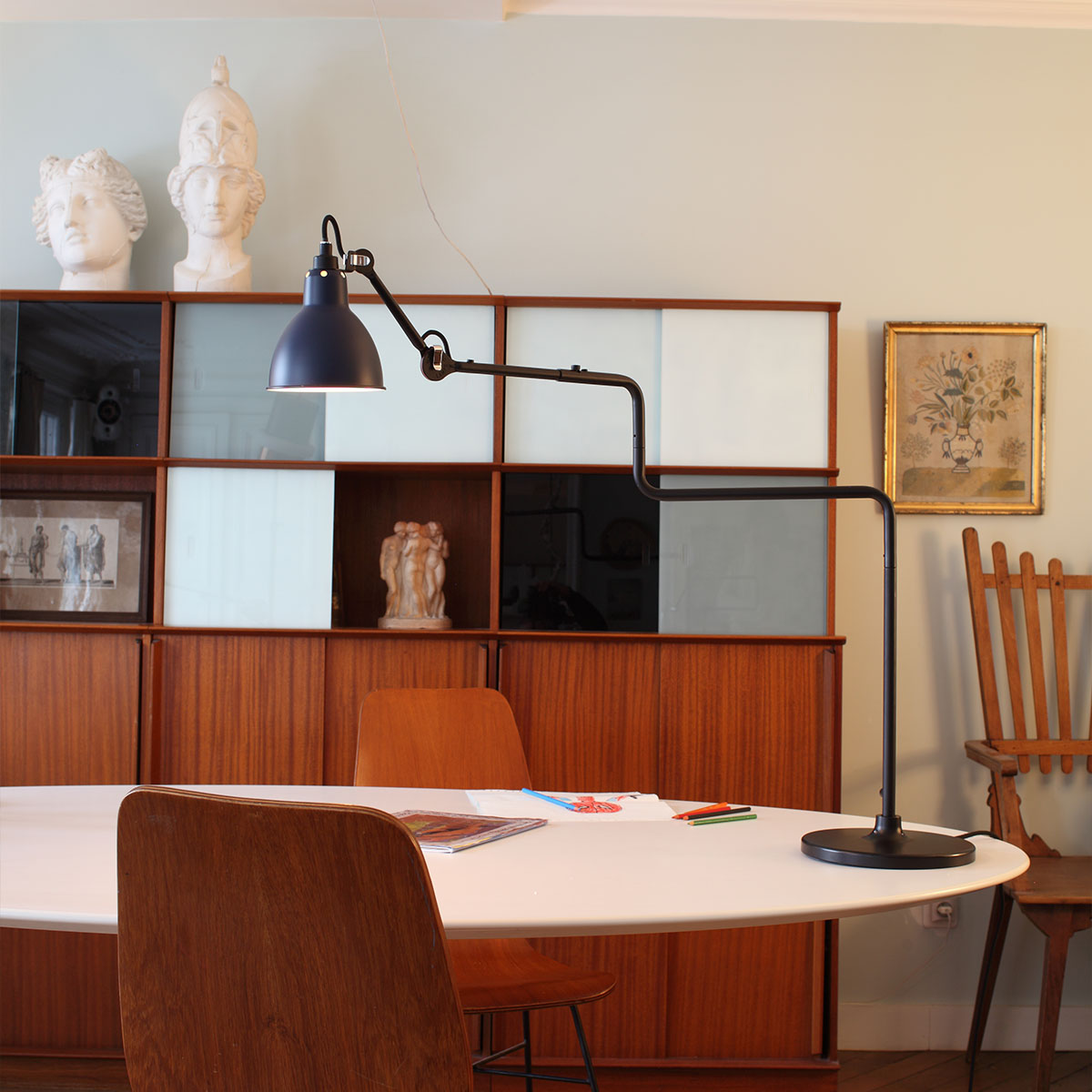 Lampe Gras N° 317 Tischleuchte, H: 65 cm Schwarz, Schirm Messing Rund in Schwarz Messing – hochwertige Designerlampe des Herstellers DCW Editions passt perfekt auf den Beistelltisch