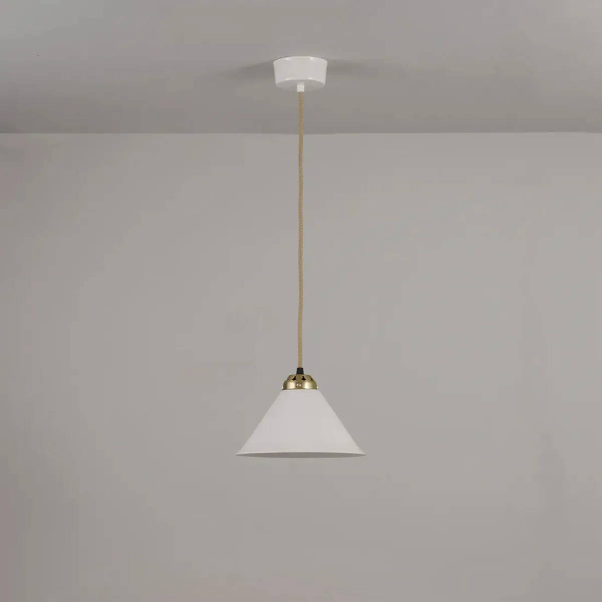 Cobb Small Pendelleuchte, Messing satiniert Ø: 22,5 cm Cobb Small Pendelleuchte, Messing satiniert Ø: 22,5 cm