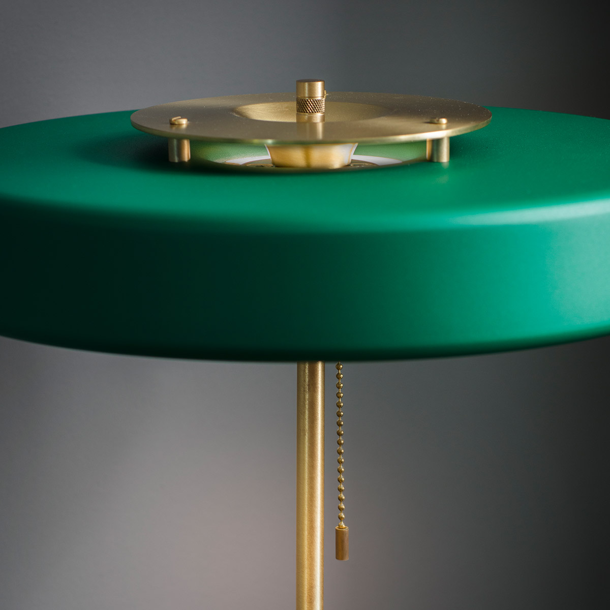 blendfreies Licht: Bert Frank Revolve Tischlampe, H: 42 cm, Schwarz, Messing gebürstet – gefertigt aus gebürstetes Messing und gebürstetes Aluminium und Polycarbonat, handgefertigt, ikonische Revolve-Serie im Art Déco Stil Messing und Aluminium und Polycarbonat Leuchte von Bert Frank – Revolve Tischlampe, H: 42 cm, Rot, Messing poliert, geometrische Formen, gleichmäßige Beleuchtung