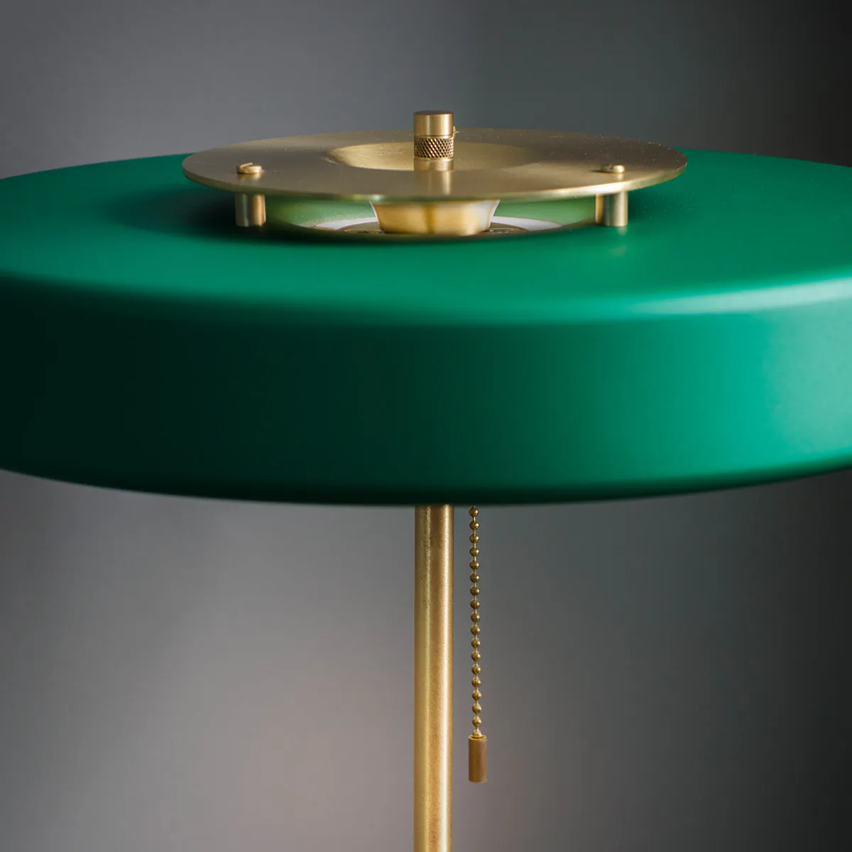 Messing und Aluminium und Polycarbonat Leuchte von Bert Frank – Revolve Tischlampe, H: 42 cm, Rot, Messing poliert, geometrische Formen, gleichmäßige Beleuchtung