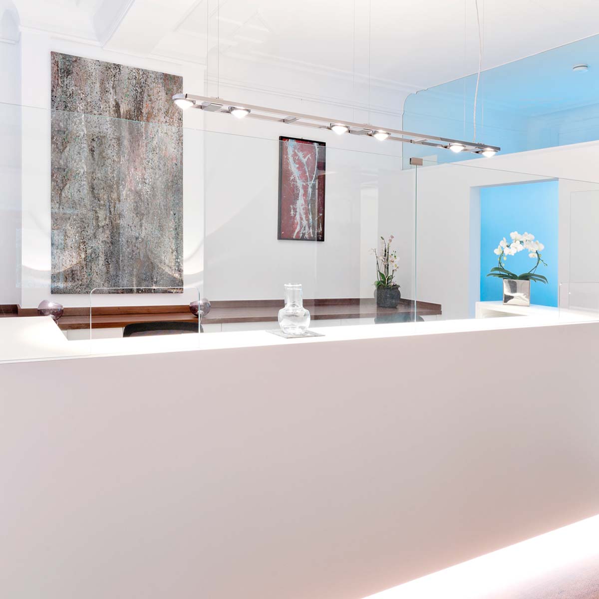 Moderne und längliche Pendelleuchte mit sechs Linsen über dem Tisch hängend Moderne und längliche Pendelleuchte mit sechs Linsen über dem Tisch hängend