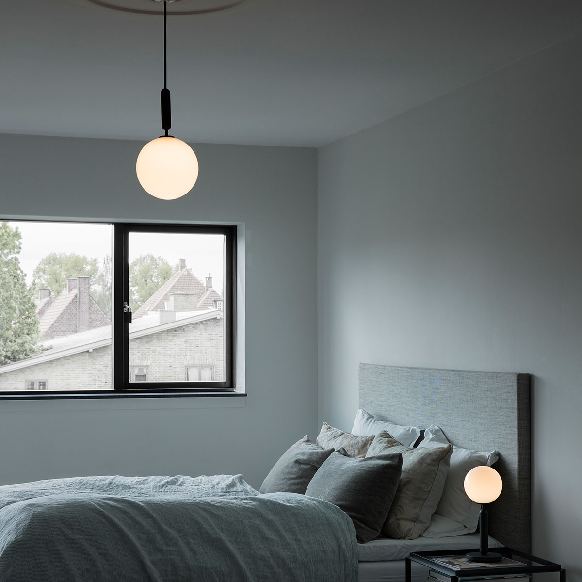 Nuura Miira 1 Large Pendelleuchte, Ø: 20 cm Tropfenleuchte – in Weiß, skandinavisches Design, sanftem Lichtschein, ideal für Esszimmer