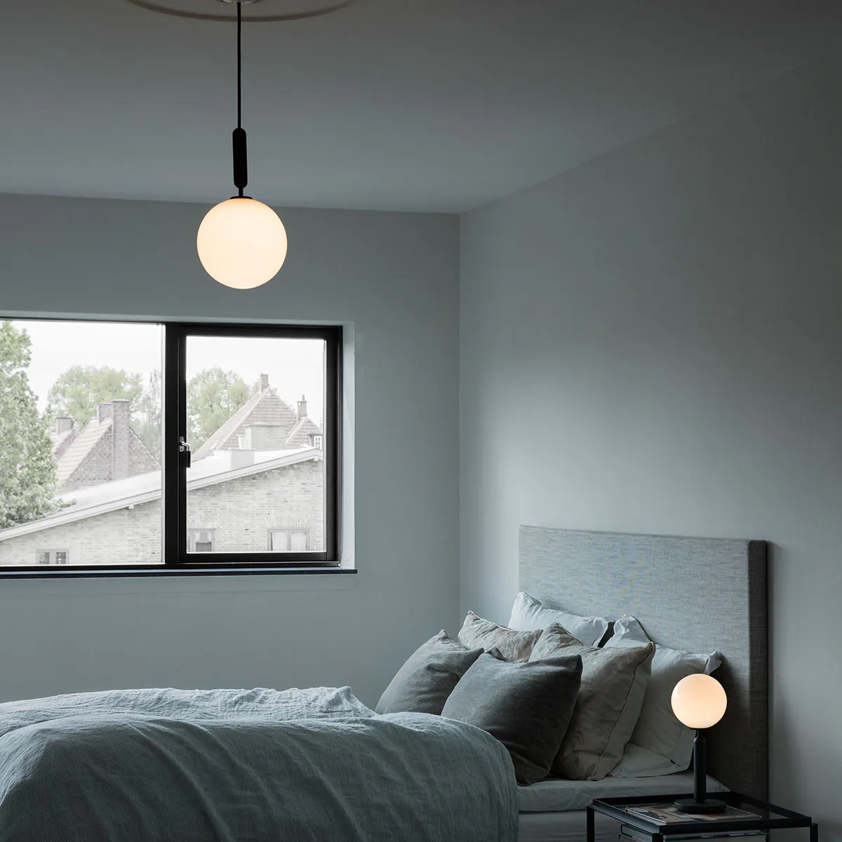 Nuura Miira 1 Large Pendelleuchte, Ø: 20 cm Tropfenleuchte – in Weiß, skandinavisches Design, sanftem Lichtschein, ideal für Esszimmer