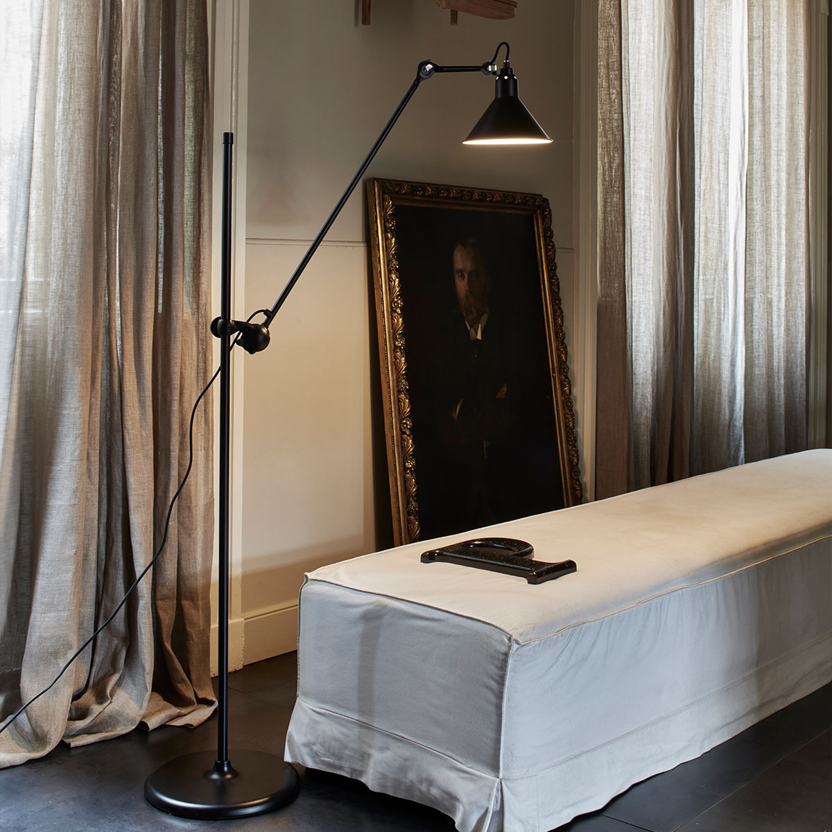 Lampe Gras N° 215 Stehleuchte, H: 135 cm Schwarz, Schirm Messing Konisch in Schwarz Messing – moderne Designerlampe des Herstellers DCW Editions passt perfekt in eine Leseecke