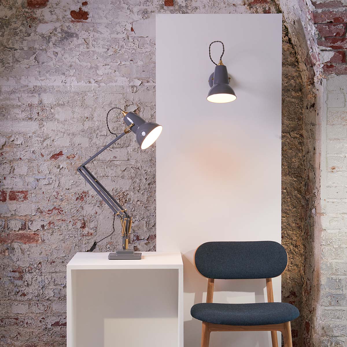 Anglepoise Original 1227 Tischleuchte, H: max. 91 cm im Wohnambiente: graue Design-Tischlampe mit flexiblem Gelenkarm in modernem Homeoffice-Ambiente, perfekt für stilvolle Arbeitsplätze und gemütliche Leseecken