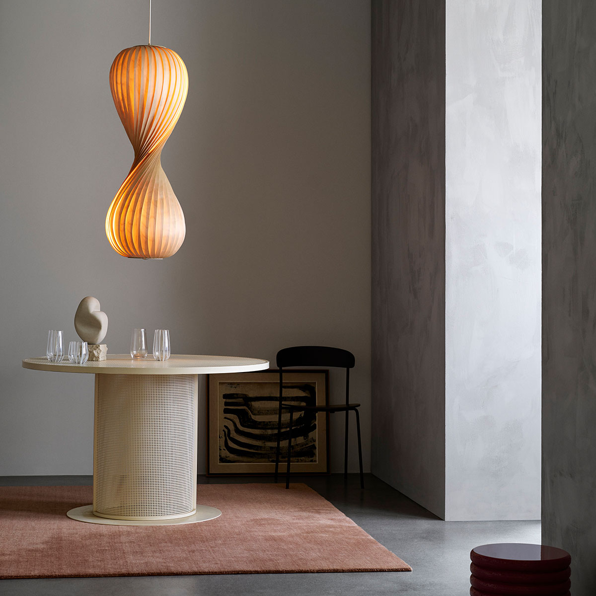 Tom Rossau TR10 Pendelleuchte, Birke Natur, Ø: 43 cm, H: 133 cm, – handgefertigte Pendelleuchte im skandinavischen Design, ideal über Esstisch oder im Wohnzimmer, aus Holzlamellen in Natur. Die TR10 von Tom Rossau ist eine größere und opulentere