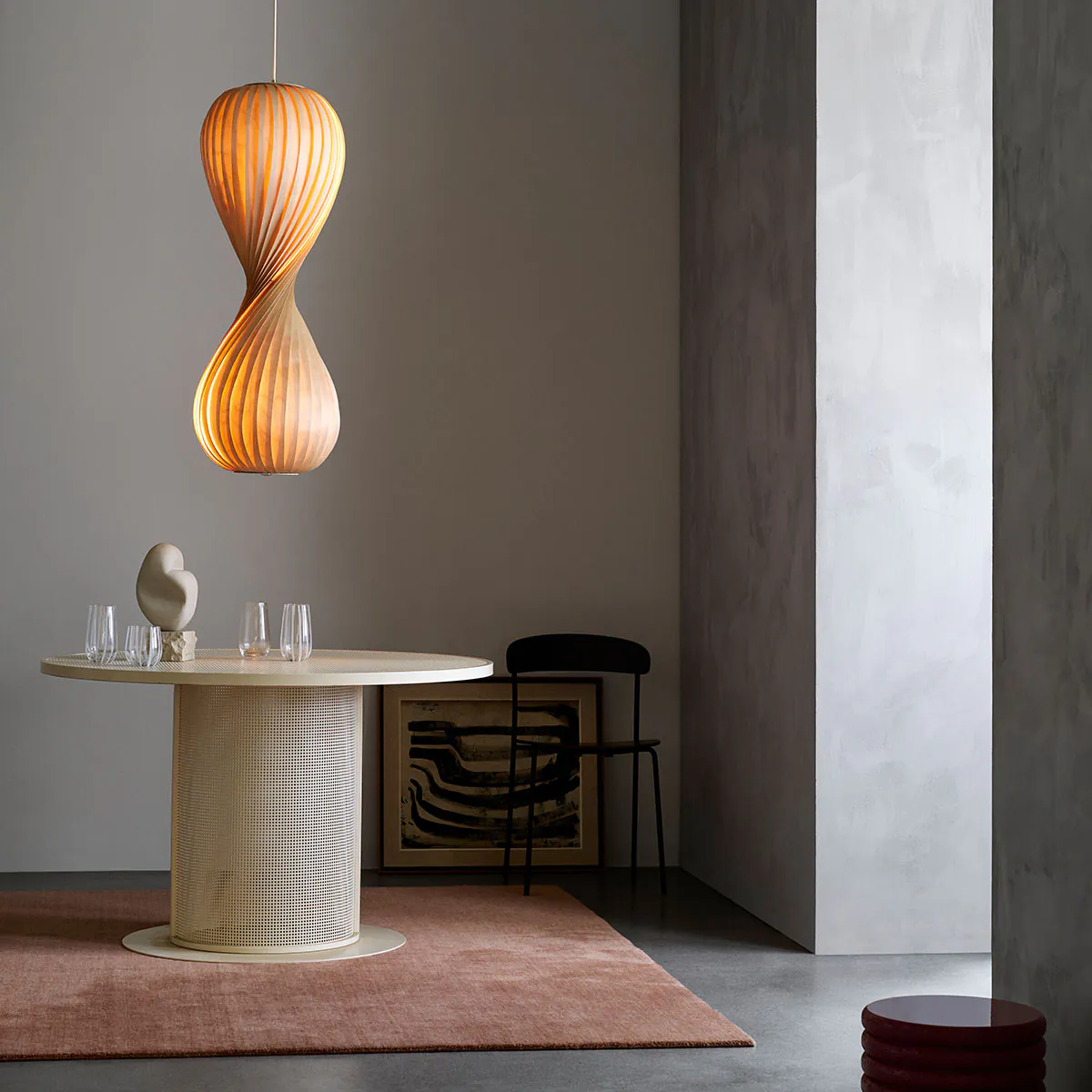 Tom Rossau TR10 Pendelleuchte, Birke Natur, Ø: 43 cm, H: 133 cm, – handgefertigte Pendelleuchte im skandinavischen Design, ideal über Esstisch oder im Wohnzimmer, aus Holzlamellen in Natur. Die TR10 von Tom Rossau ist eine größere und opulentere