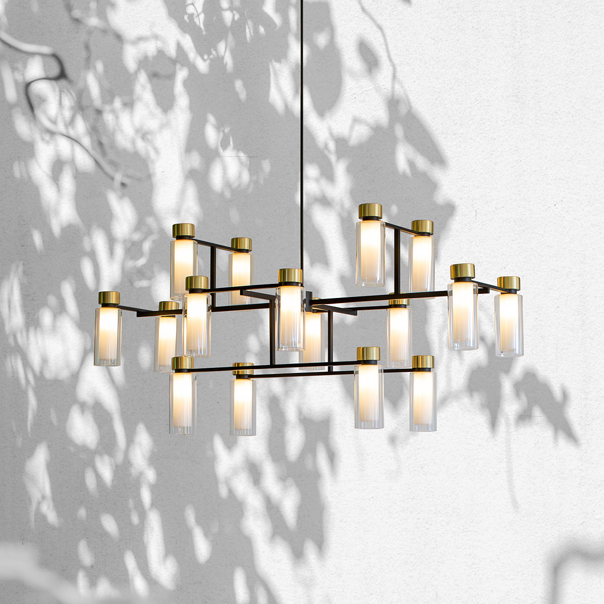 Osman 560.17 Pendelleuchte 16-flammig L: 130 cm, Schwarz Matt / Messing & Klarglas