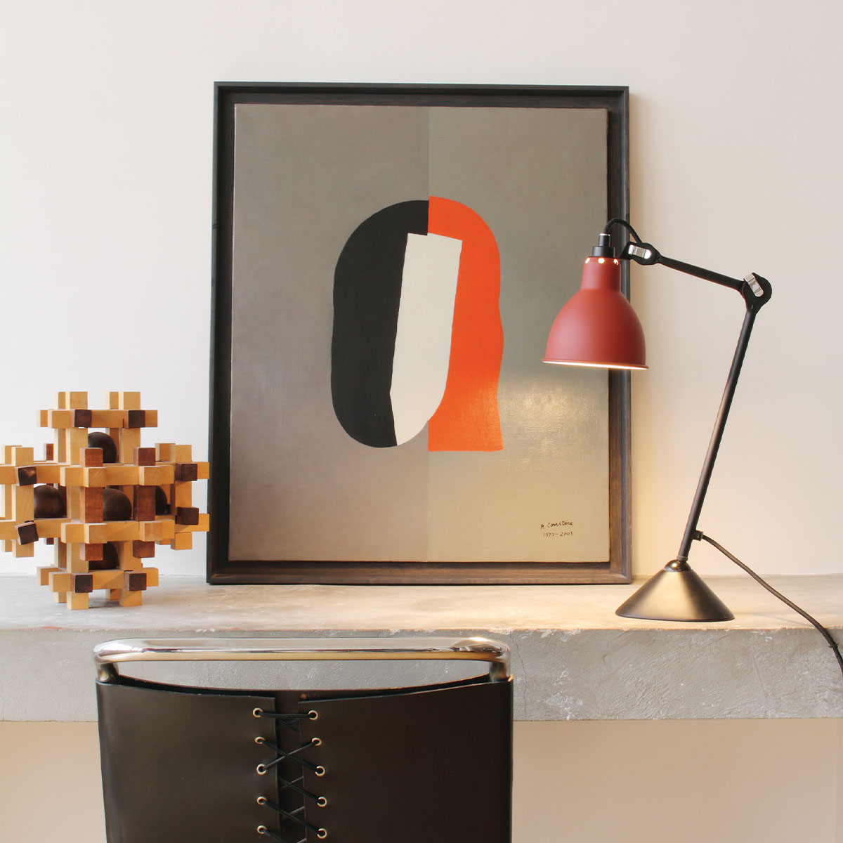 Lampe Gras N° 205 Tischleuchte, H: 39 cm Schwarz, Schirm Polycarbonat Rund in Schwarz Weiß – hochwertige Designerlampe des Herstellers DCW Editions passt perfekt auf den Beistelltisch
