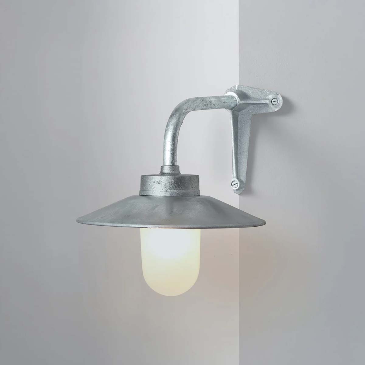 Original BTC Bracket Light 7680 Wandleuchte, H: 25,5 cm, Ø: 31 cm Verzinktes Silber Mattglas Eckgabel