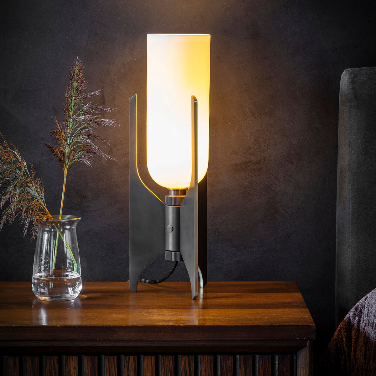 Luxusleuchten aus Großbritannien: Bert Frank Pennon Tischlampe, H: 42 cm, Bronze, gebürstetes Messing und Porzellan, britische Luxusleuchte, atmosphärisches Licht Luxusleuchten aus Großbritannien: Bert Frank Pennon Tischlampe, H: 42 cm, Bronze, gebürstetes Messing und Porzellan, britische Luxusleuchte, atmosphärisches Licht