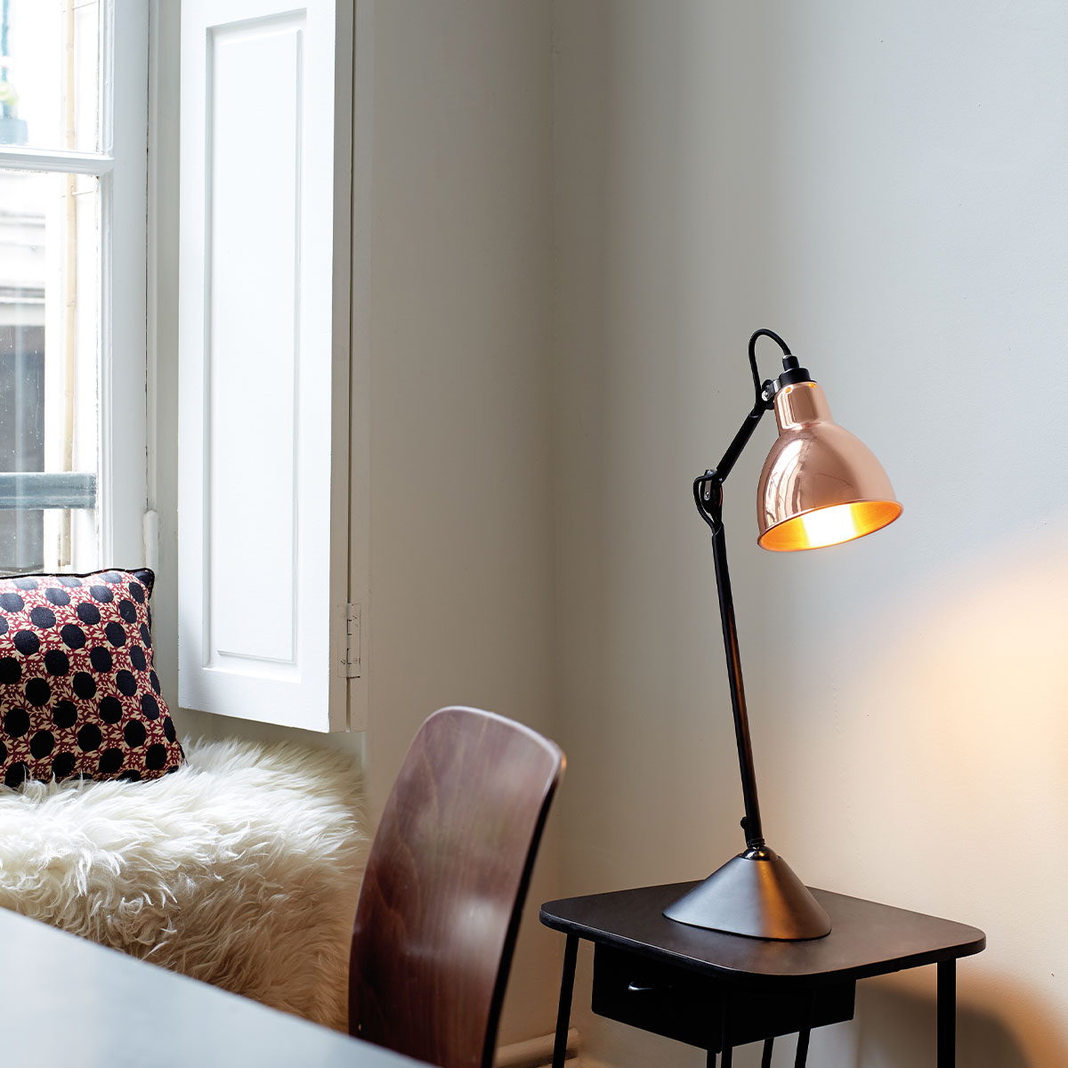 Lampe Gras N° 205 Tischleuchte, H: 39 cm Schwarz, Schirm Messing Rund in Schwarz Messing – stilvolle Designerleuchte aus dem Hause DCW Editions für den Nachttisch