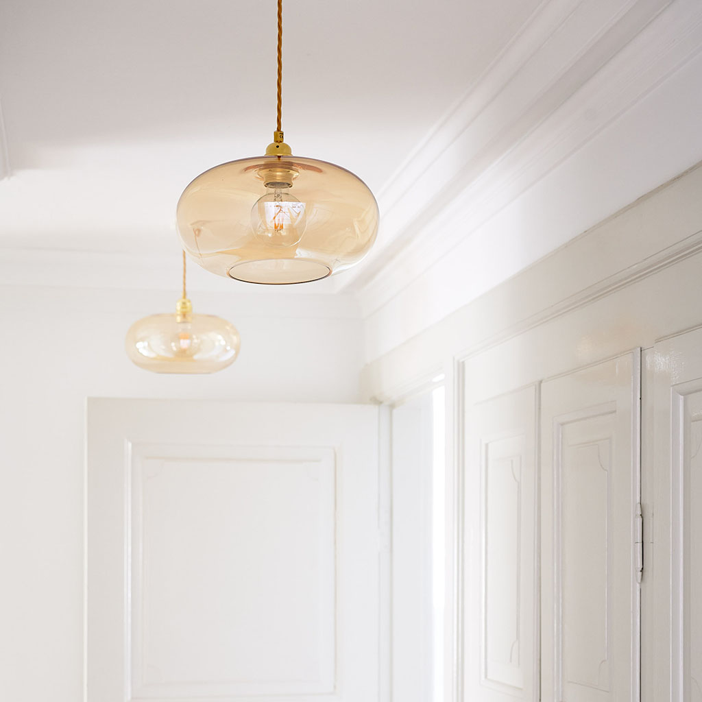 Ebb & Flow Horizon Pendelleuchte S Ø 21 cm Horizon Pendelleuchte S Ø 21 cm, Clear, Silber Clear Pendelleuchten – Ambiente Beleuchtung, stimmungsvolles Licht für Esszimmer Ebb & Flow Horizon Pendelleuchte XL Ø 45 cm Horizon Pendelleuchte XL Ø 45 cm, Toast, Gold Toast Pendelleuchten – Ambiente Beleuchtung, stromsparend für Flur