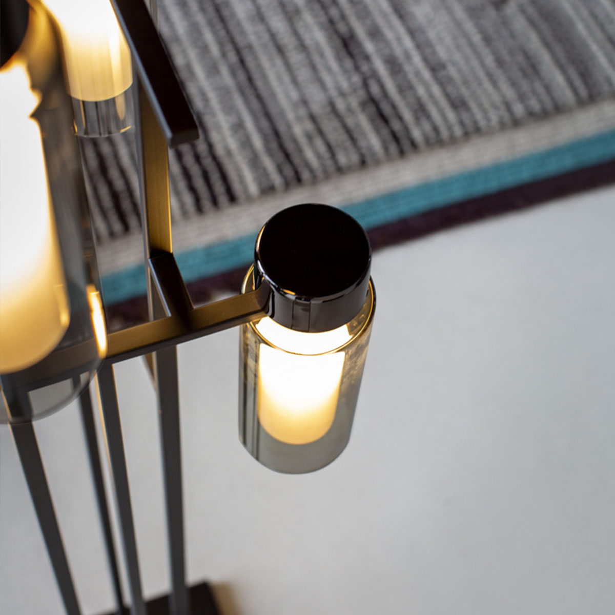 Osman 560.64 Stehleuchte 4-flammig H: 140 cm, Schwarz Matt / Messing & Klarglas, Schaltbar Osman 560.64 Stehleuchte 4-flammig H: 140 cm, Schwarz Matt / Schwarz Chrom & Rauchglas, Dimmbar