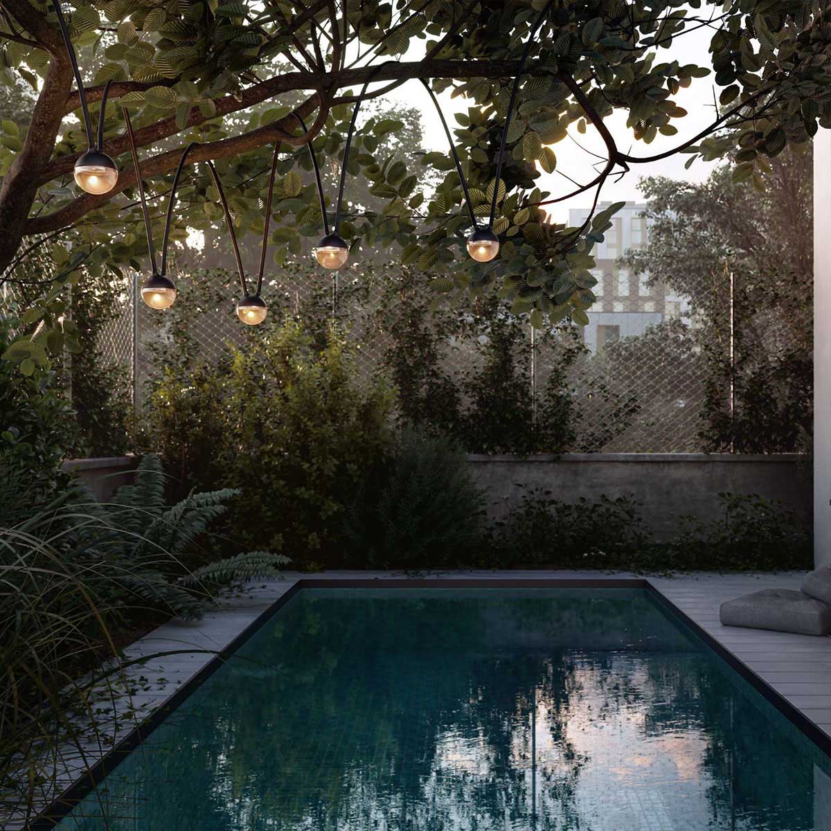 Lichterkette mit runden leuchten und schwarzem verbindungskabel mit Akku im Garten am Baum über dem Pool hängend