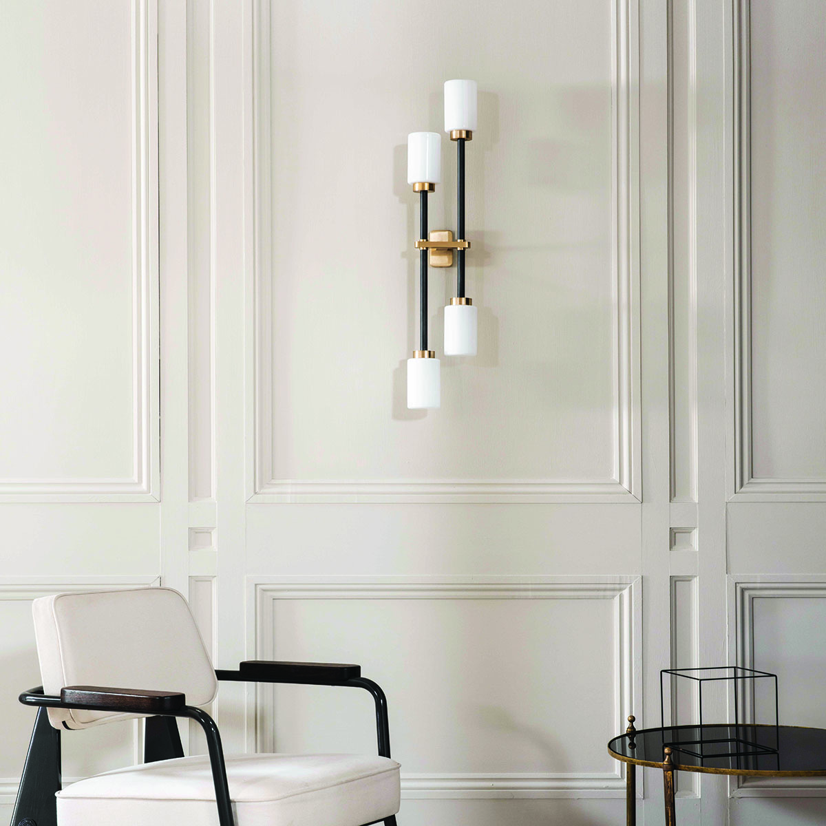 gebürstetes Messing und Glas Leuchte von Bert Frank – Farol Double Wandlampe, H: 79 cm, 4-flammig Right-hand, Rauchglas, moderne Eleganz, atmosphärisches Licht