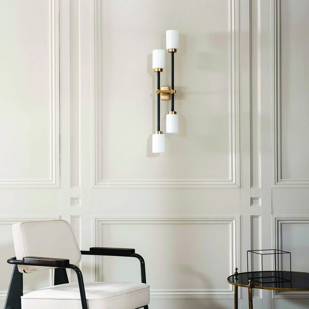 gebürstetes Messing und Glas Leuchte von Bert Frank – Farol Double Wandlampe, H: 79 cm, 4-flammig Right-hand, Rauchglas, moderne Eleganz, atmosphärisches Licht