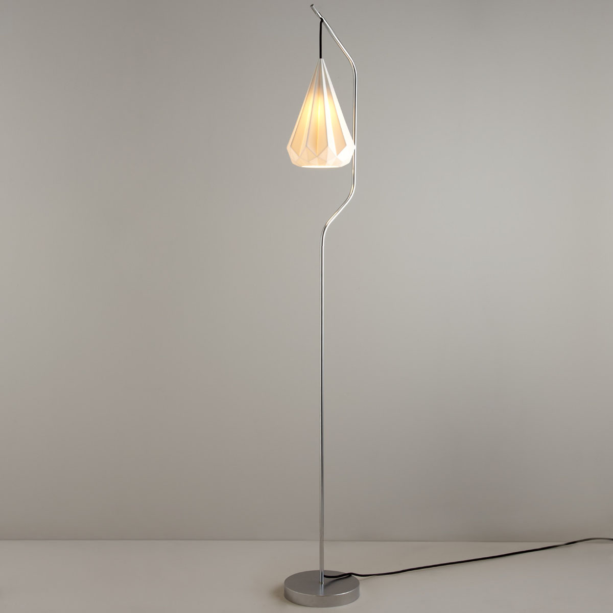 Hatton 3 Stehleuchte, H: 180 cm, Porzellan-Chrom - Ausstellungsstück
