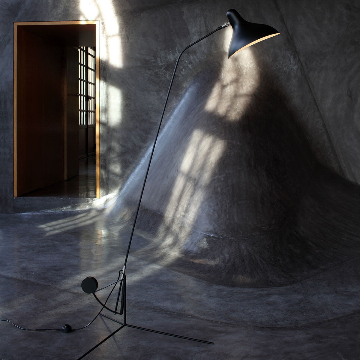 Mantis BS1 B Stehleuchte, H: 150 - 165 cm Runder Fuß in Schwarz – zeitlose Designerleuchte des Herstellers DCW Editions ideal im Schlafzimmer