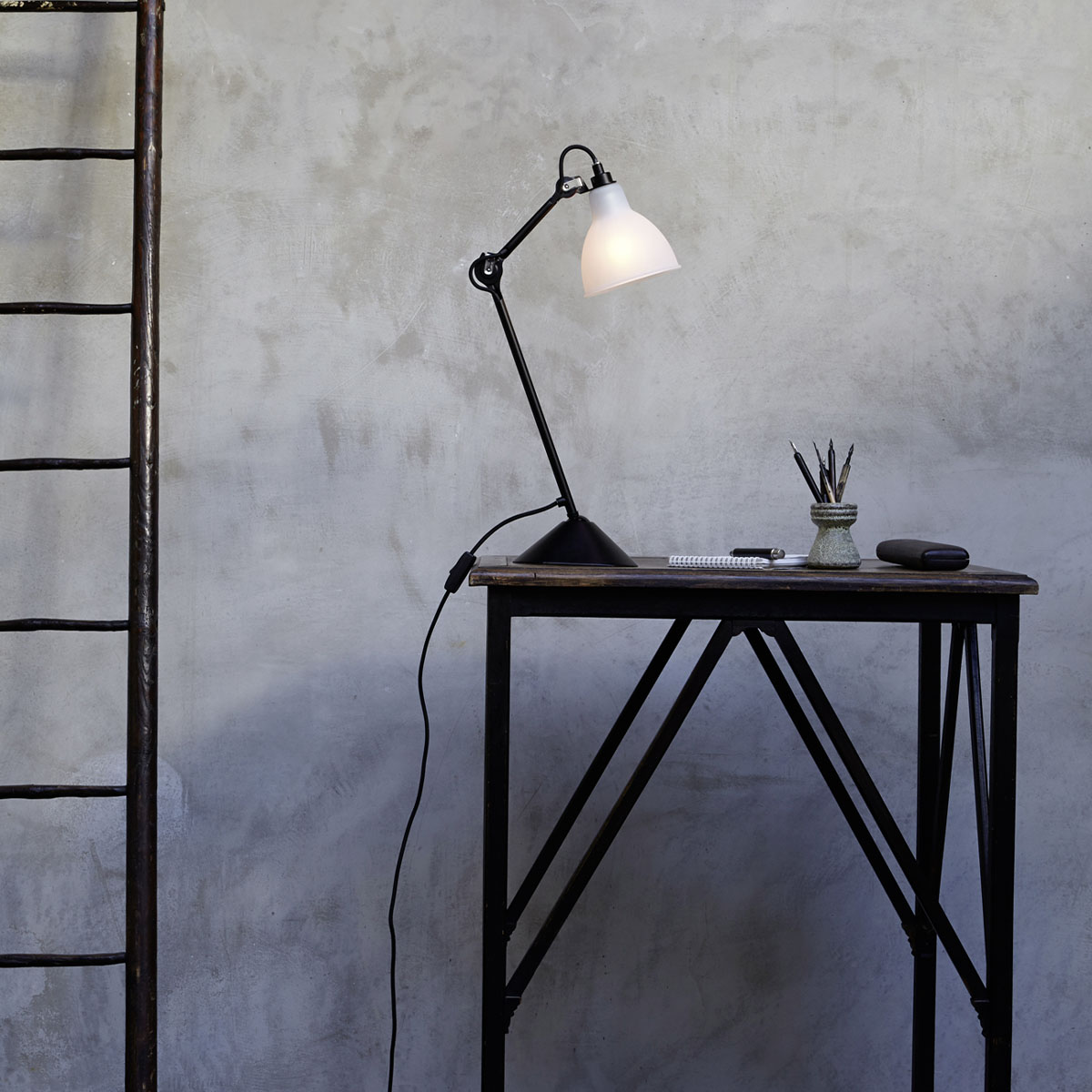 Lampe Gras N° 205 Tischleuchte, H: 39 cm Schwarz, Schirm Polycarbonat Rund in Schwarz Weiß – hochwertiges Design von DCW Editions passt perfekt auf den Beistelltisch Lampe Gras N° 205 Tischleuchte, H: 39 cm Schwarz, Schirm Messing Rund in Schwarz Messing – zeitlose Designerleuchte des Herstellers DCW Editions passt perfekt auf den Beistelltisch