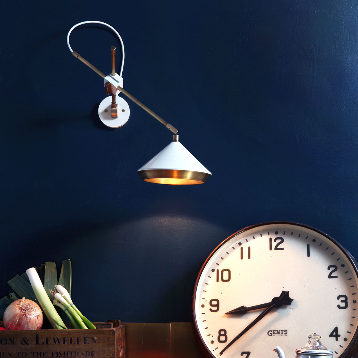 Perfekt für Flur oder Schlafzimmer: Bert Frank Shear Wandlampe, T: 46 cm, Weiß aus Messing und Aluminium – atmosphärisches Licht