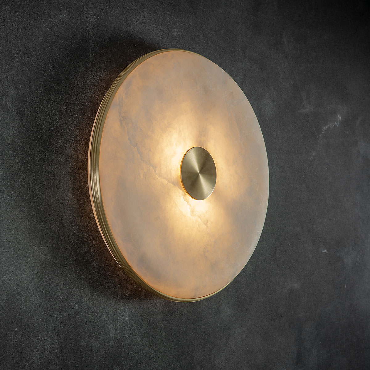 Luxusleuchten aus Großbritannien: Bert Frank Beran Wandlampe, Nickel satiniert, Ø: 36 cm, goldfarbene Oberfläche und naturbelassener Alabasterstein, handgefertigt in Birmingham, sanftes Licht