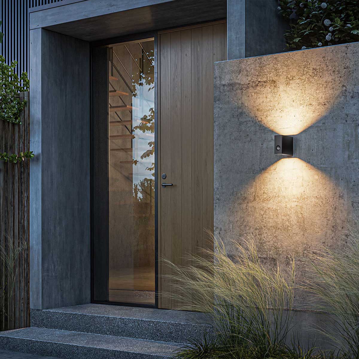 Rechteckige schmale außen Wandleuchte mit Up Down Licht und Bewegungsmelder in der Farbe schwarz an der Hauswand neben der Haustür